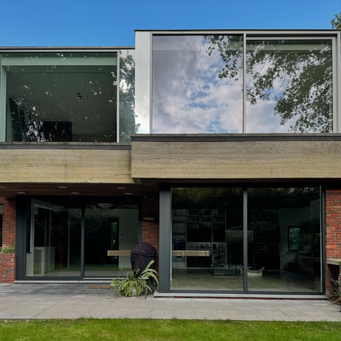 woning ASL

verbouwing + uitbreiding van een modernistische woning

#renovatie #uitbreiding #optopping #woning 
#materialism #reflection #mirror #concrete #architect #architectuur #midcenturymodern #brutalism #belgianarchitecture #archidaily #archilovers #residentialarchitecture #renovation #extension #sitevisits #photography #schoten