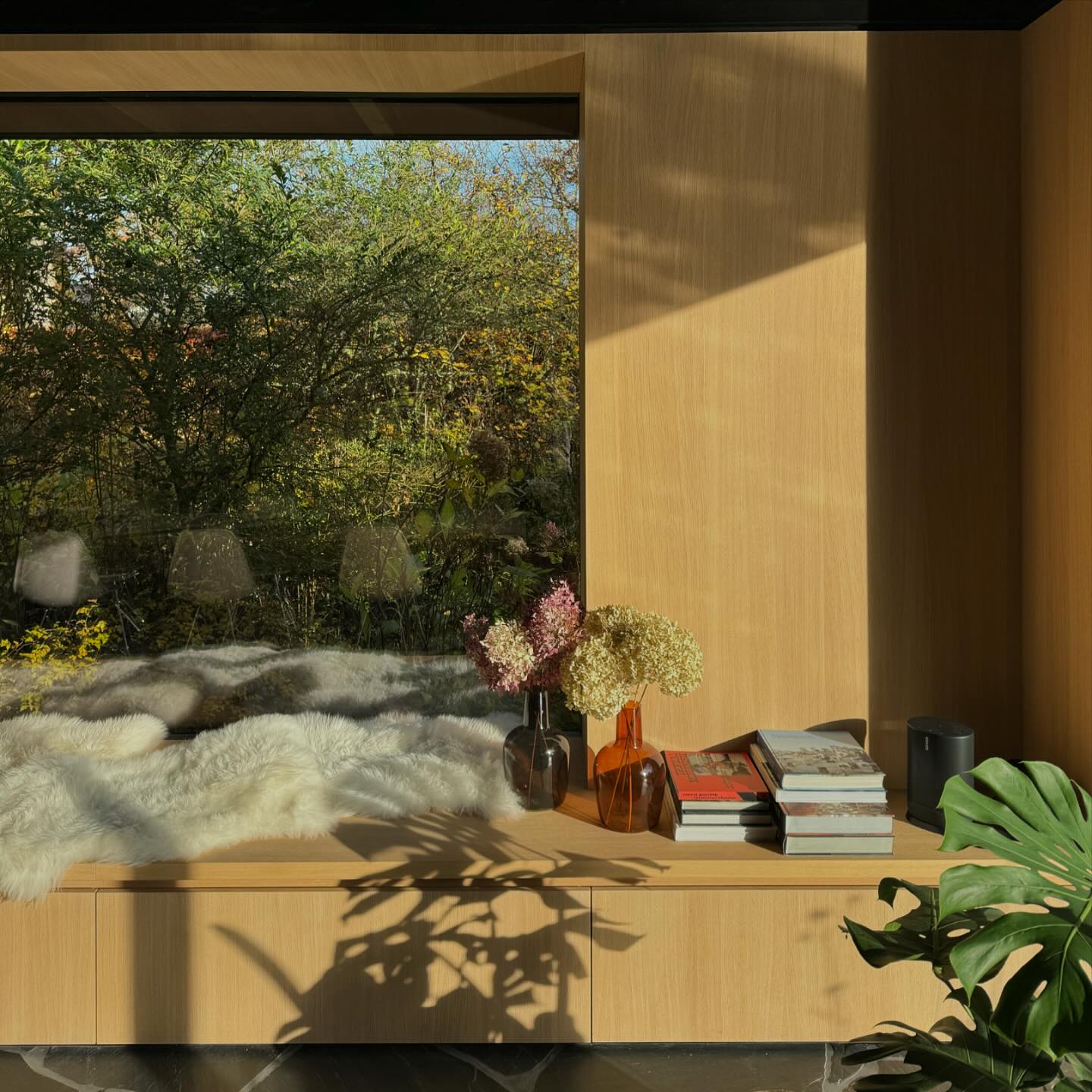☀️🍂🍁

Paviljoen LHD

#homeoffice #pavilion #gardenlife #details #architectureoffice #belgianarchitecture #archilovers #archidaily #schoten 
#houtbouw #woodconstruction @nok_on_wood_slaat_weer_toe 
#construction #interior @ #studioRE
#vastmeubilair #maatwerk @jacobsinterieur.be